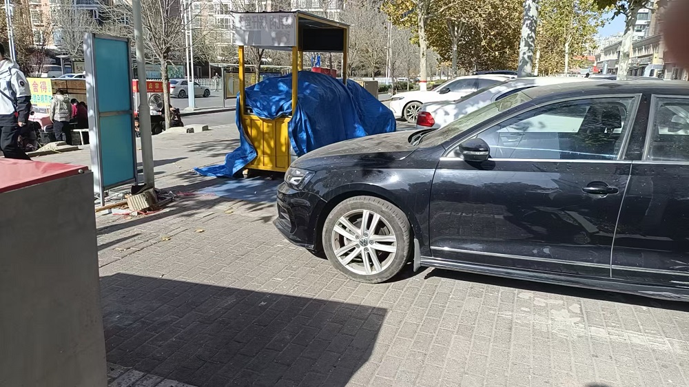 红色违法棚占用车位