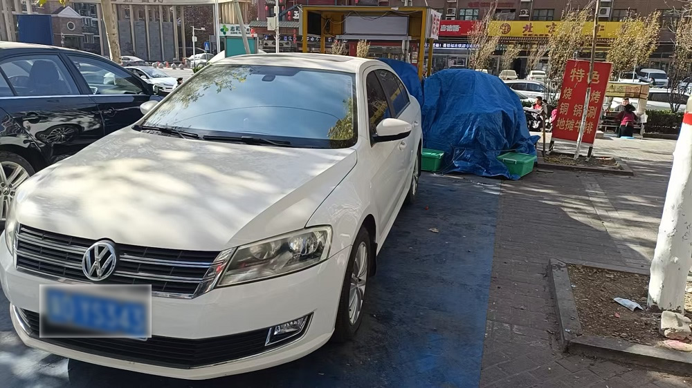 违法棚旁被占用的公共车位及车辆