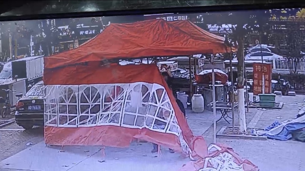 红色违法棚全景